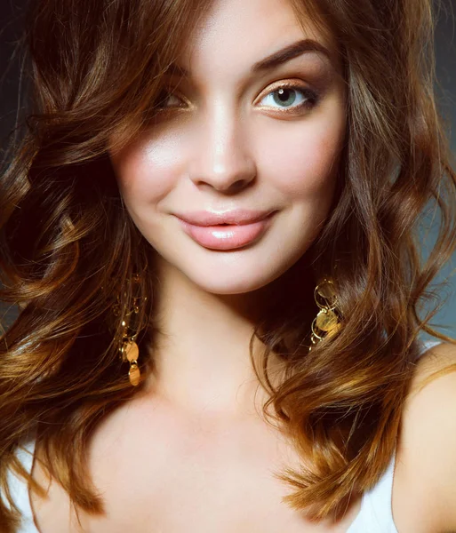 Nahaufnahme Porträt der schönen jungen Frau Gesicht. Isoliert auf weißem Hintergrund. — Stockfoto