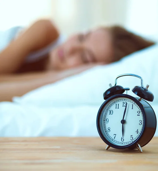 Giovane donna addormentata e sveglia in camera da letto a casa — Foto Stock