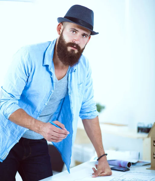男性设计师在伏案蓝图带帽子的肖像 — 图库照片