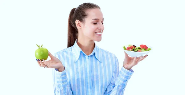 Retrato de una hermosa doctora sosteniendo un plato con verduras frescas y manzana verde — Foto de Stock