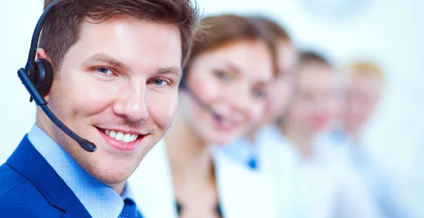Aantrekkelijk Lachend positieve jonge ondernemers en collega 's in een callcenter — Stockfoto
