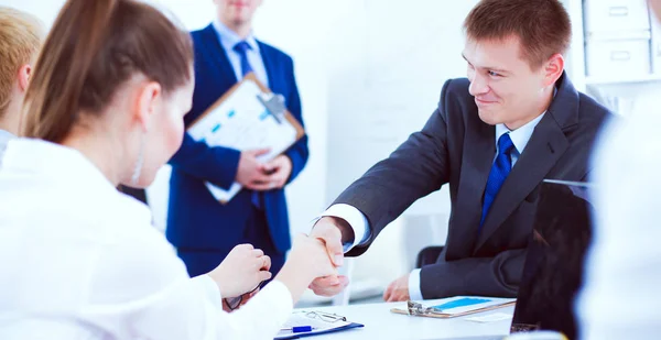 Uomini d'affari che si stringono la mano, finiscono una riunione, in ufficio — Foto Stock