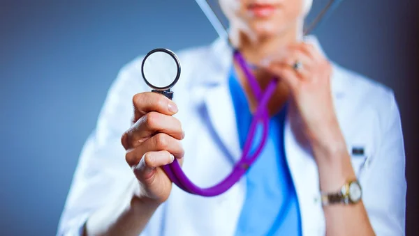 Doctora con estetoscopio escuchando, aislada sobre fondo gris —  Fotos de Stock