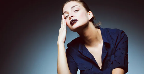 Close up portrait of beautiful young woman face. Isolated on black background. — Stock Photo, Image