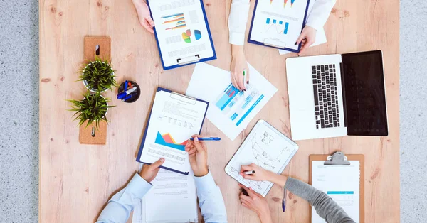 Gente de negocios sentada y discutiendo en la reunión de negocios, en la oficina — Foto de Stock