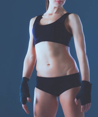 gri arka plan üzerinde duran kas genç kadın