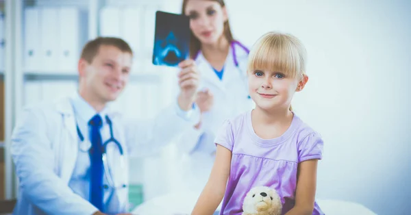 Ženský lékař vyšetřující dítě se stetoskopem při operaci — Stock fotografie