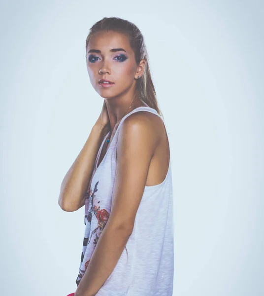 Attraktive junge Frau steht isoliert auf weißem Hintergrund — Stockfoto