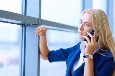 Yound kadın ayakta ofisindeki kahve iç. Yound kadın