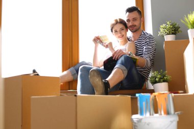 Evde pencere kenarında oturan hareketli çift. Çift