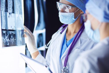 Hastanede röntgen çektiren iki kadın doktor..