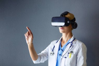 Sanal gerçeklik gözlüğü takan kadın doktor beyaz arka planda izole edilmiş..