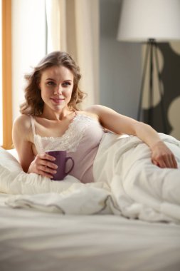 Genç kadın yatakta yatan ise kahve veya çay içme.