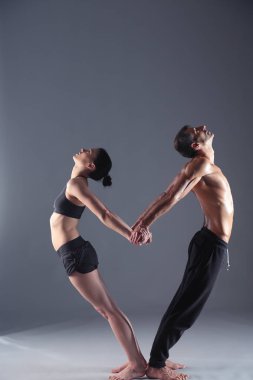 Genç çift Acro yoga mat Studio birlikte uygulamak. Acroyoga. Çift yoga. Ortak yoga.