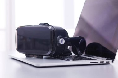 Bilgisayarlı sanal gerçeklik gözlükleri. İş. 3D teknoloji