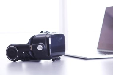 Bilgisayarlı sanal gerçeklik gözlükleri. İş. 3D teknoloji