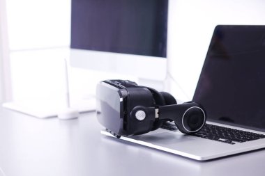 Bilgisayarlı sanal gerçeklik gözlükleri. İş. 3D teknoloji