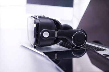 Bilgisayarlı sanal gerçeklik gözlükleri. İş. 3D teknoloji