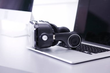 Bilgisayarlı sanal gerçeklik gözlükleri. İş. 3D teknoloji