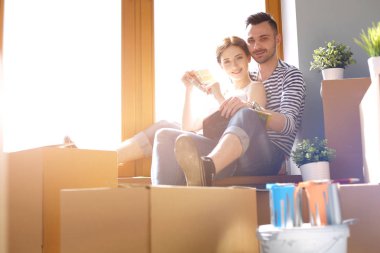 Evde pencere kenarında oturan hareketli çift. Çift