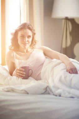 Genç kadın yatakta yatan ise kahve veya çay içme.