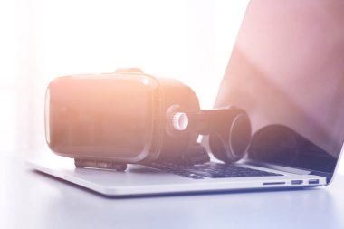 Bilgisayarlı sanal gerçeklik gözlükleri. İş. 3D teknoloji