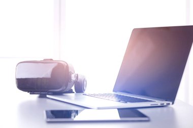 Bilgisayarlı sanal gerçeklik gözlükleri. İş. 3D teknoloji