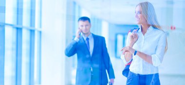 bir iş merkezi koridorda yürürken iş adamları