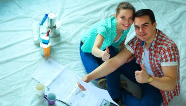 Genç çift katta oturan ve onlar hakkında tasarruf hesaplama