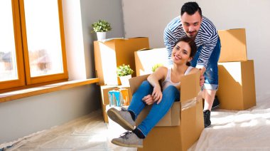 Mutlu genç çift açma veya kutu ambalaj ve yeni evine taşıdıktan