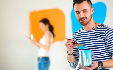 Portre mutlu gülümseyen genç çift resim iç duvar yeni ev