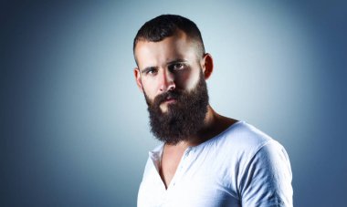 Ayakta, gri arka plan üzerinde izole yakışıklı adam portresi