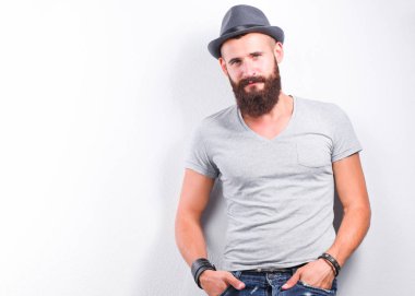 Ayakta, gri arka plan üzerinde izole yakışıklı adam portresi