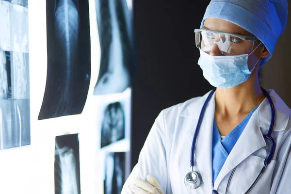 Beeld van aantrekkelijke vrouwelijke arts op zoek naar x-ray resultaten. — Stockfoto