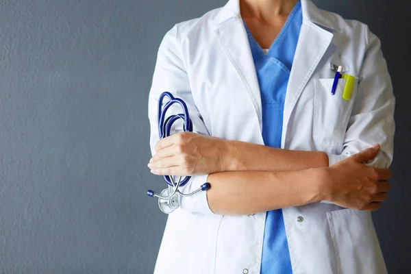 Portrait de jeune femme médecin avec manteau blanc debout à l'hôpital. — Photo