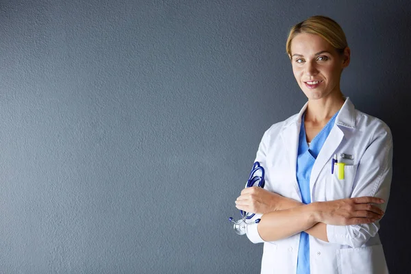 穿着白衣站在医院的年轻女医生的画像. — 图库照片