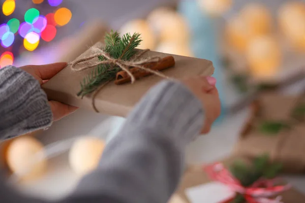 Handen van de vrouw met de doos van de gift van Kerstmis. Kerst — Stockfoto