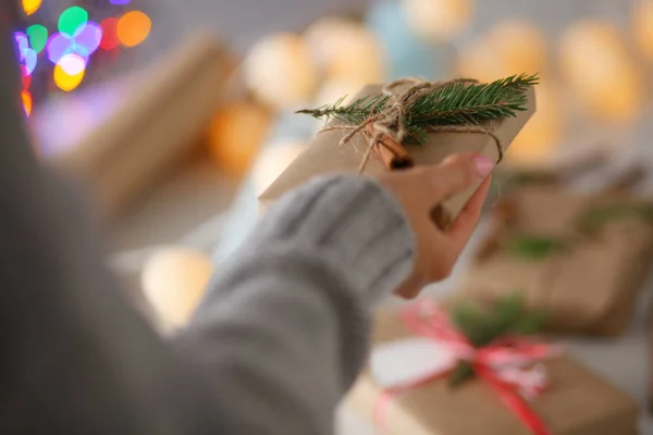 Ręce kobiety przytrzymanie pudełko świąteczne. Boże Narodzenie — Zdjęcie stockowe