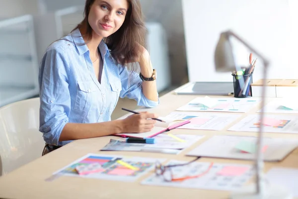 Jonge vrouw zitten op kantoor tafel. Jonge vrouw. — Stockfoto