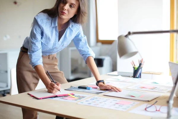 Jonge vrouw zitten op kantoor tafel. Jonge vrouw. — Stockfoto