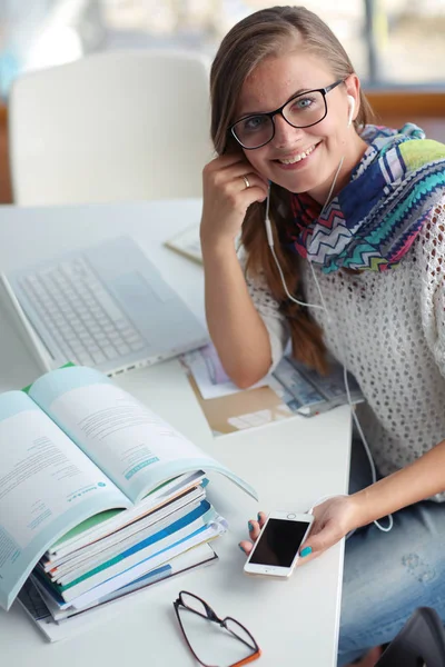 Kvinnan användning av mobiltelefon i universitet. Student. Universitet — Stockfoto