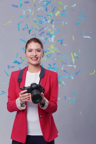 Bella donna felice con macchina fotografica alla festa di festa con coriandoli. Compleanno o Capodanno celebrando concetto — Foto Stock