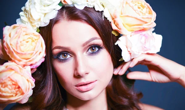 Retrato de una hermosa mujer con flores en el pelo —  Fotos de Stock