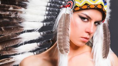 güzel bir kadın Kızılderili kostümü tüylü