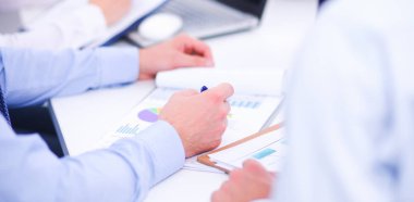 İş toplantılarında, ofiste oturan ve yazan iş adamları.