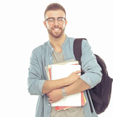 Beyaz arka plan üzerinde izole kitap tutan bir okul çantası olan bir erkek öğrenci