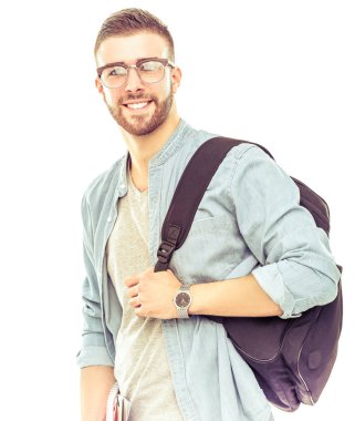 Beyaz arka plan üzerinde izole kitap tutan bir okul çantası olan bir erkek öğrenci