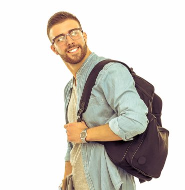 Beyaz arka plan üzerinde izole kitap tutan bir okul çantası olan bir erkek öğrenci