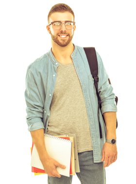 Beyaz arka plan üzerinde izole kitap tutan bir okul çantası olan bir erkek öğrenci