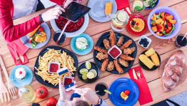 Yemek masasında içki içen insanlar.